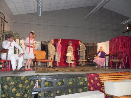 Acte 1 scène 3; M. Laudisi : Dina : M. Sirelli : Mme .Agazzi : Mme. Sirelli : M. Agazzi : Mme Cini (de gauche à droite)